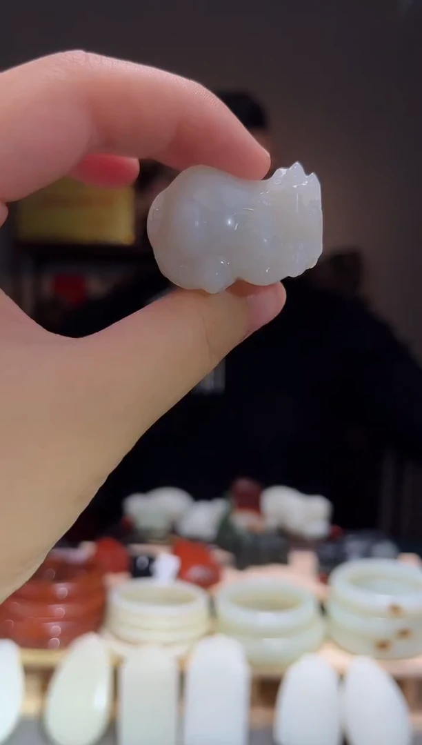 颈饰未镶嵌和田玉吊坠