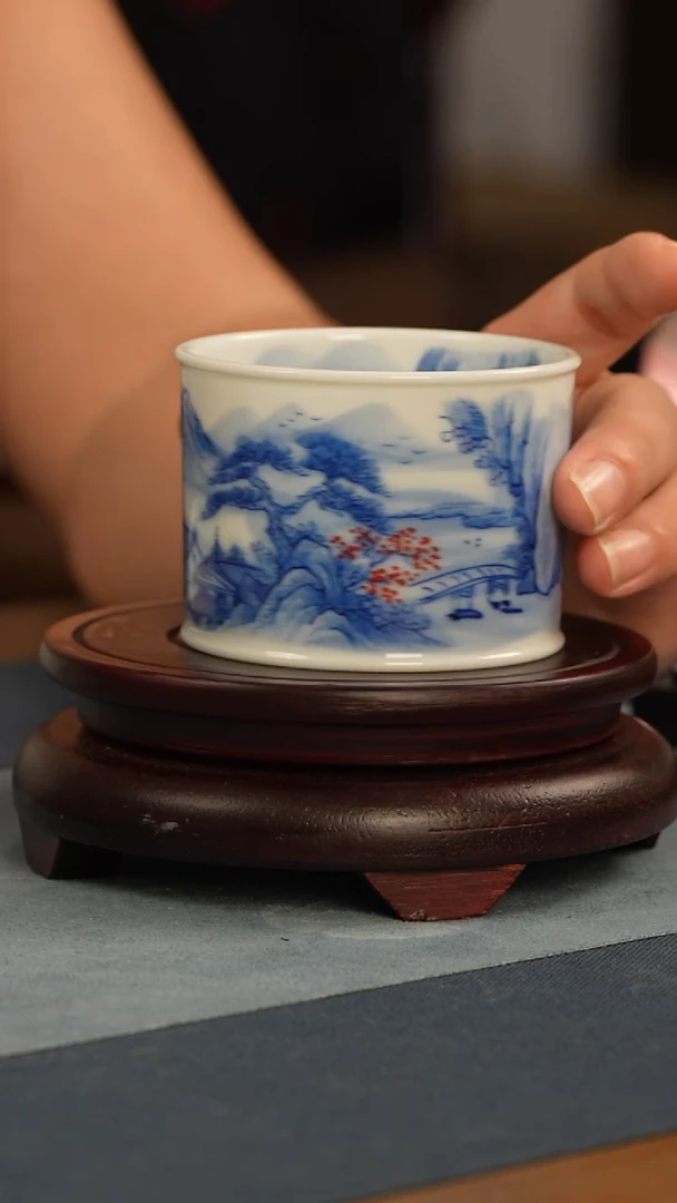 杯子王喜枝（小雅底款）青花山水带证书锦盒