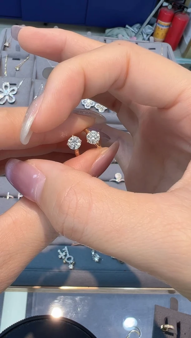 18K金镶嵌耳钉钻石梦**河耳包