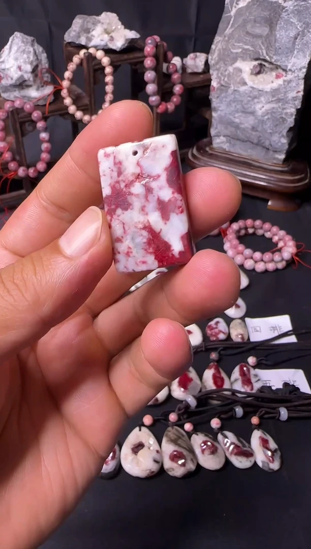 天然辰砂?****爸天然朱砂原石随形吊坠