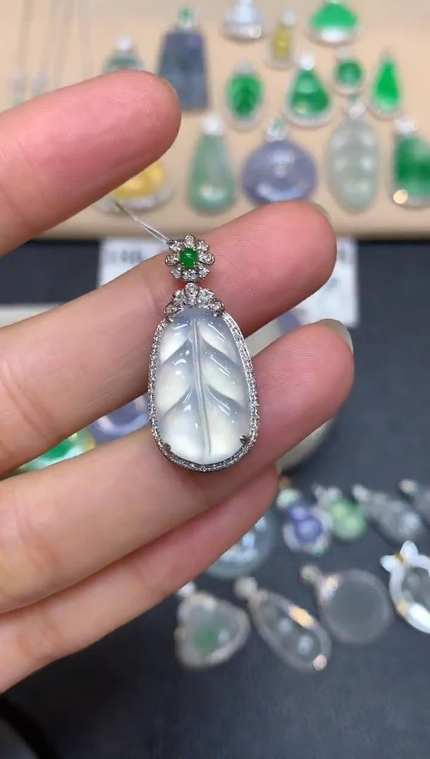 颈饰18K金镶嵌翡翠树叶【无服务费