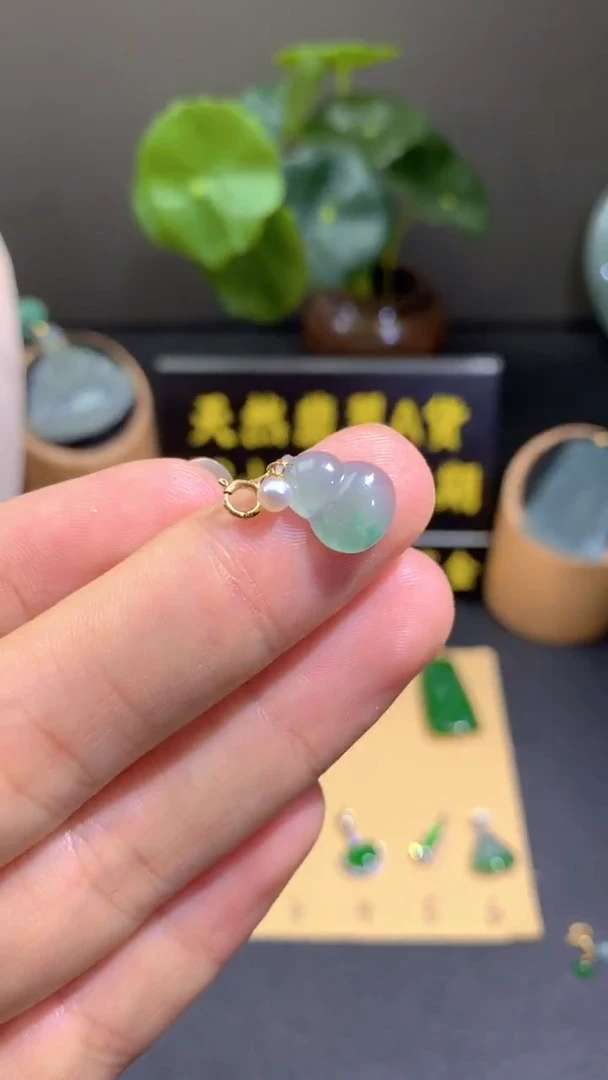 颈饰18K金镶嵌翡翠翡翠A货