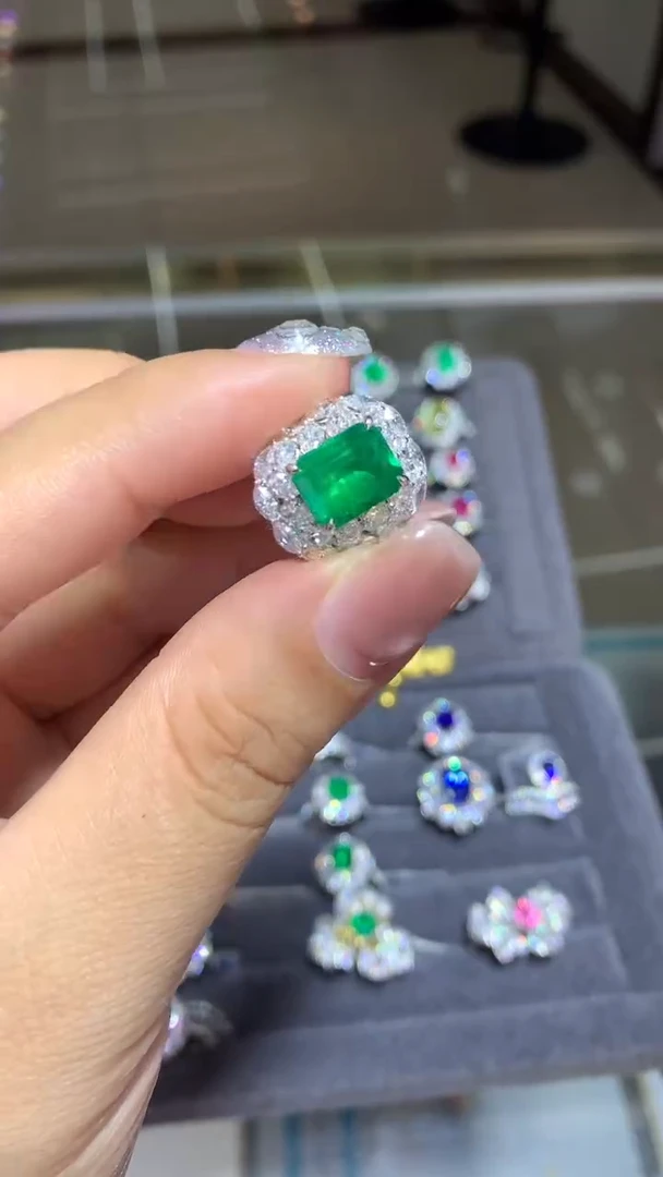 18K金镶嵌戒指祖母绿2.4CT