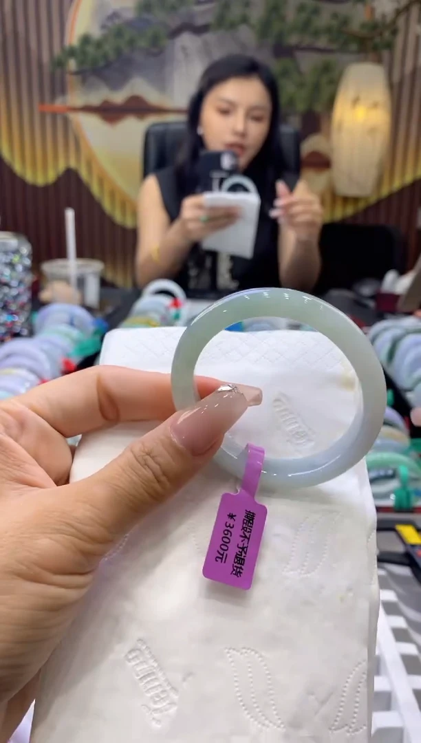 翡翠手镯未镶嵌多人00309