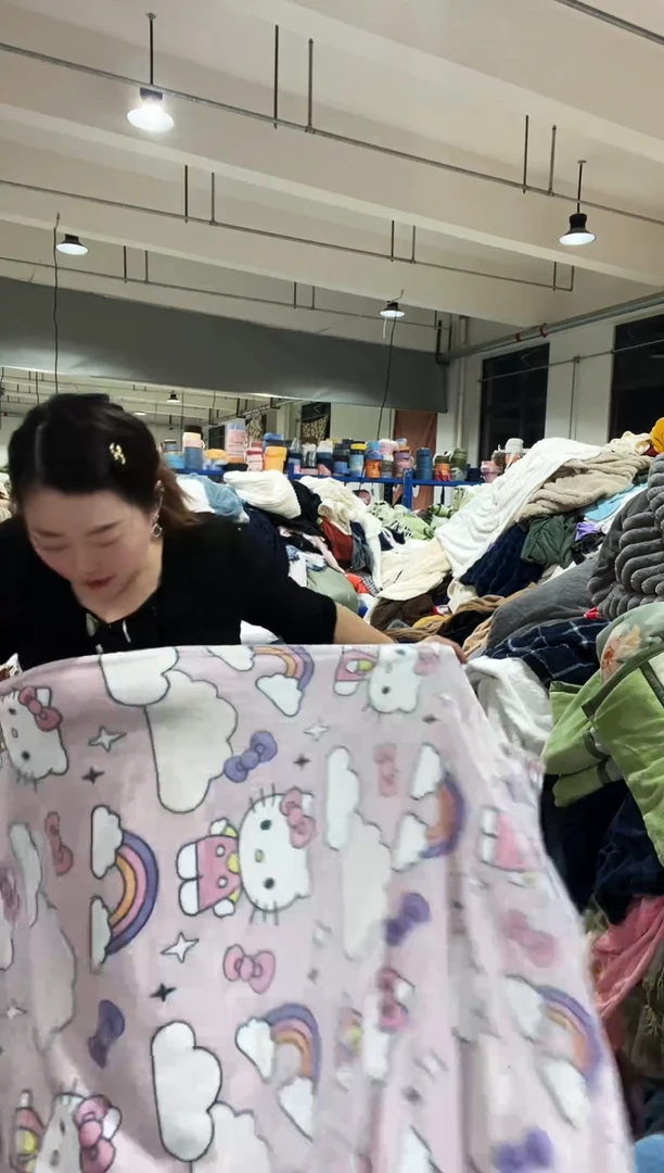 混纺主播手上展示的产品
