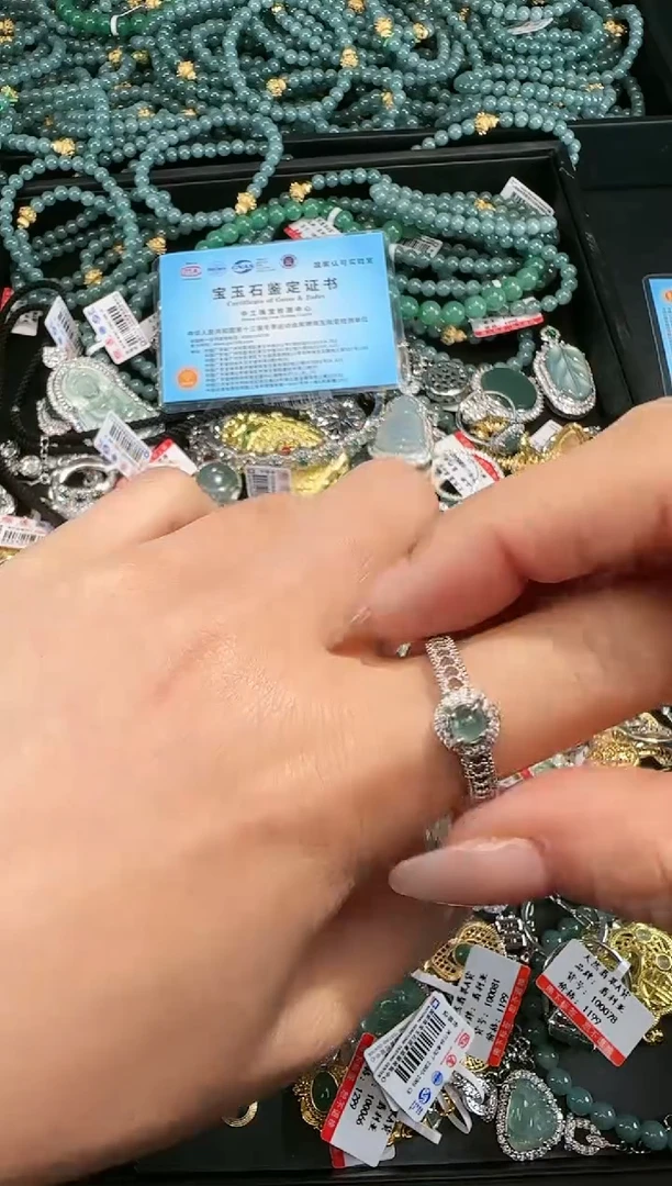 【闪购商品】翡翠吊坠(赠链)未镶嵌天然翡翠A货