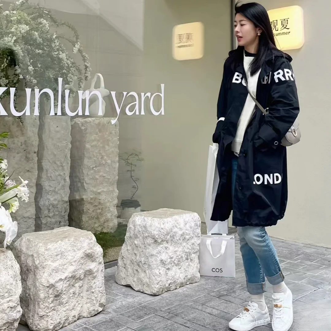 99新 BURBERRY/博柏利  J19130 logo字母印花连帽单排扣风衣