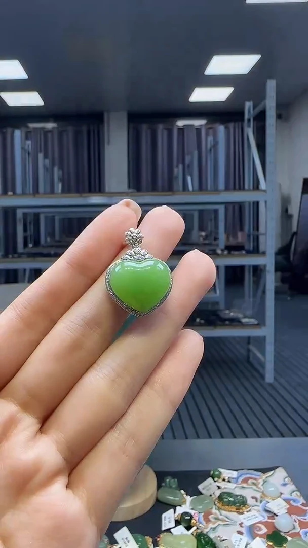 18K金镶嵌和田玉挂件1