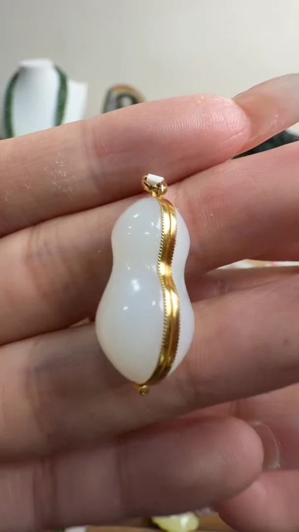 颈饰18K金镶嵌和田玉挂件