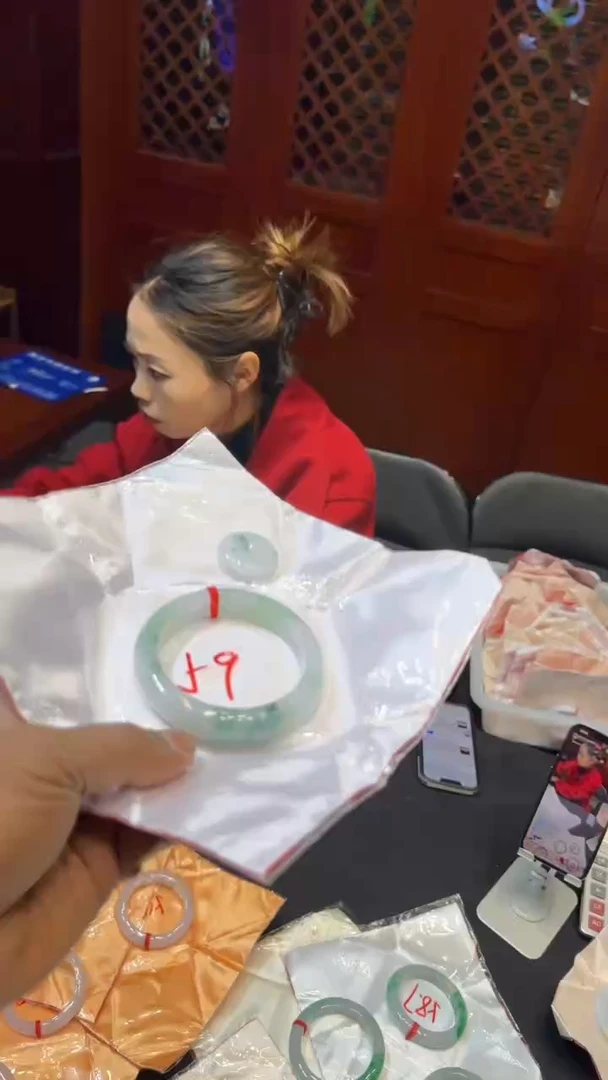 【闪购商品】翡翠手镯未镶嵌手镯