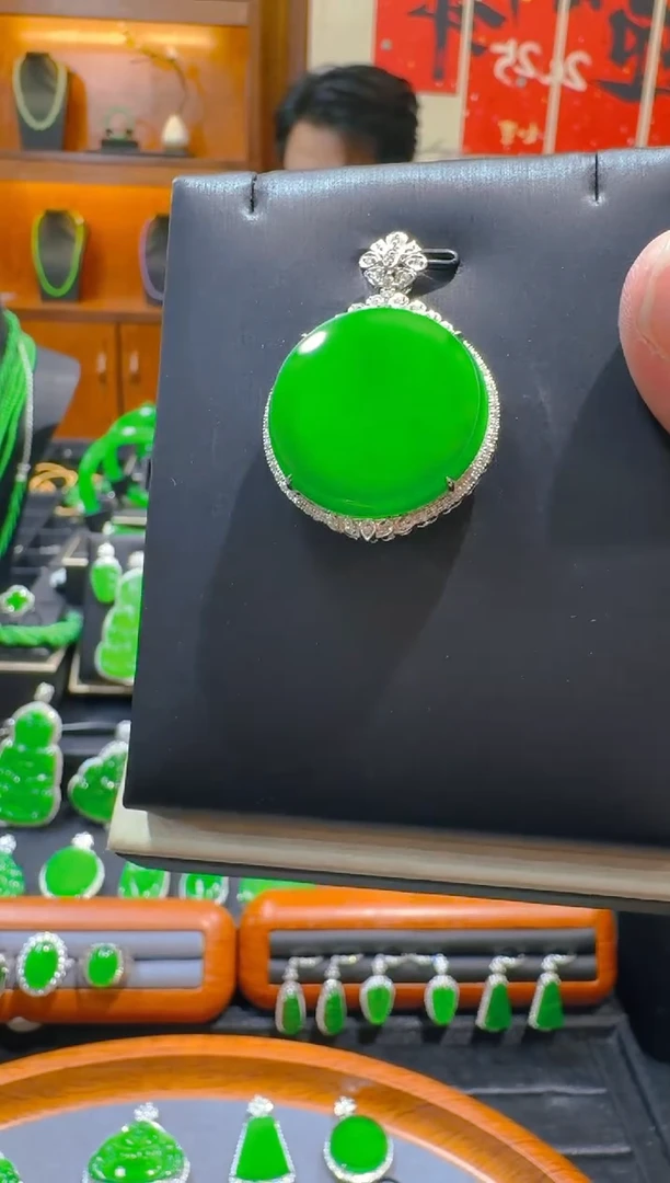 【闪购商品】翡翠吊坠(赠链)18K金镶嵌天然A货翡翠