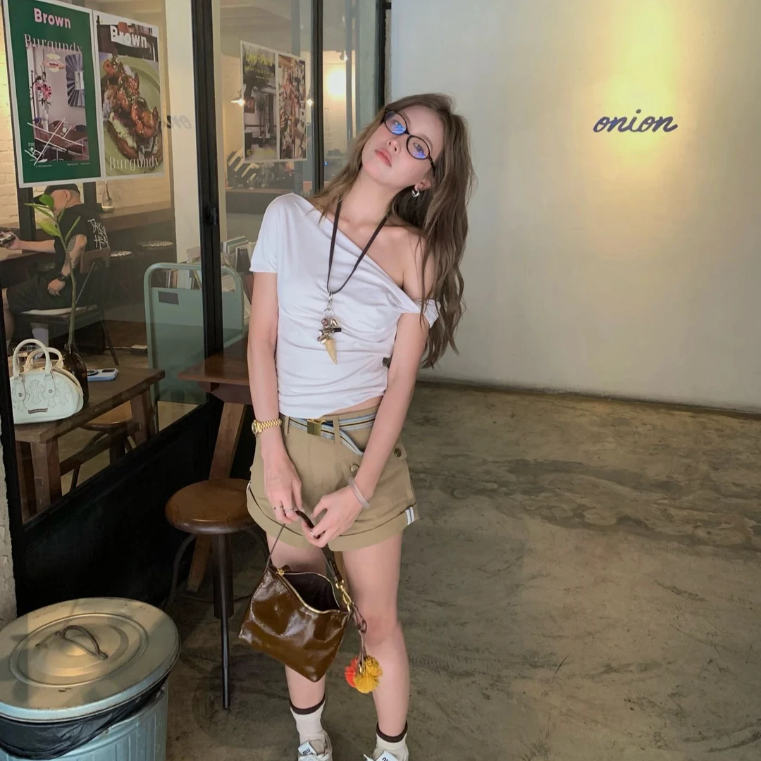 不规则斜领露肩短袖T恤女夏季修身白色设计感辣妹显瘦短款小上衣