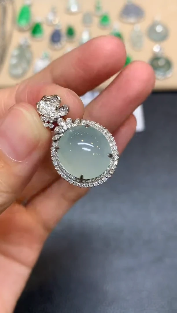 颈饰18K金镶嵌翡翠蛋面【无服务费【48小时鉴赏期】