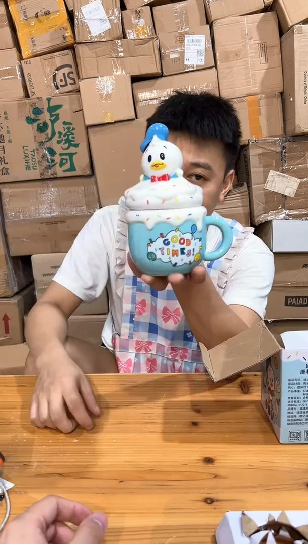 瓷片原盒松松造型唐老鸭带盖杯