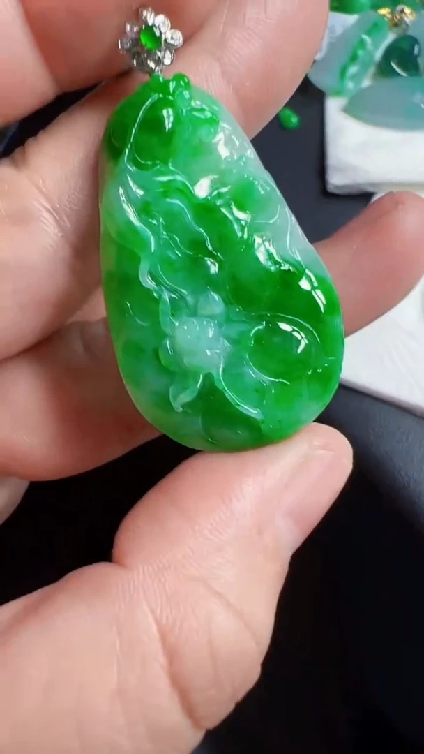 颈饰18K金镶嵌翡翠荷叶
