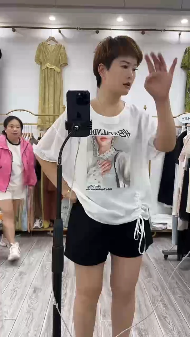 白色T恤美女图案