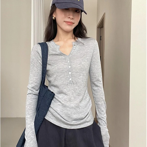 高级感V领纽扣长袖针织衫女秋季新款气质修身显瘦内搭打底衫上衣