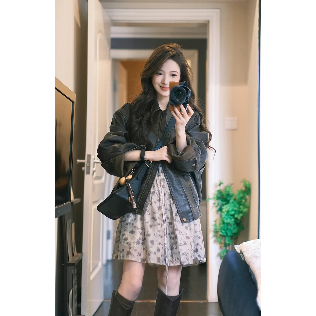 早春时尚穿搭女2025新款翻领复古皮衣外套小众印花连衣裙两件套装