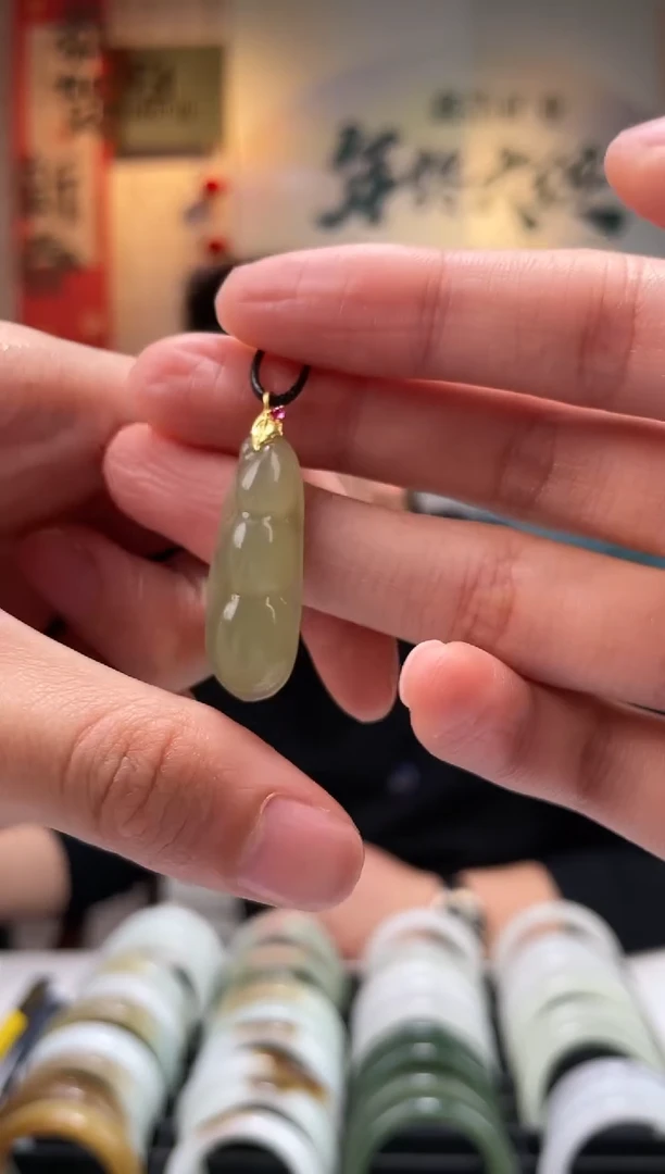 【闪购商品】和田玉颈饰18K金镶嵌翠福豆挂件一件