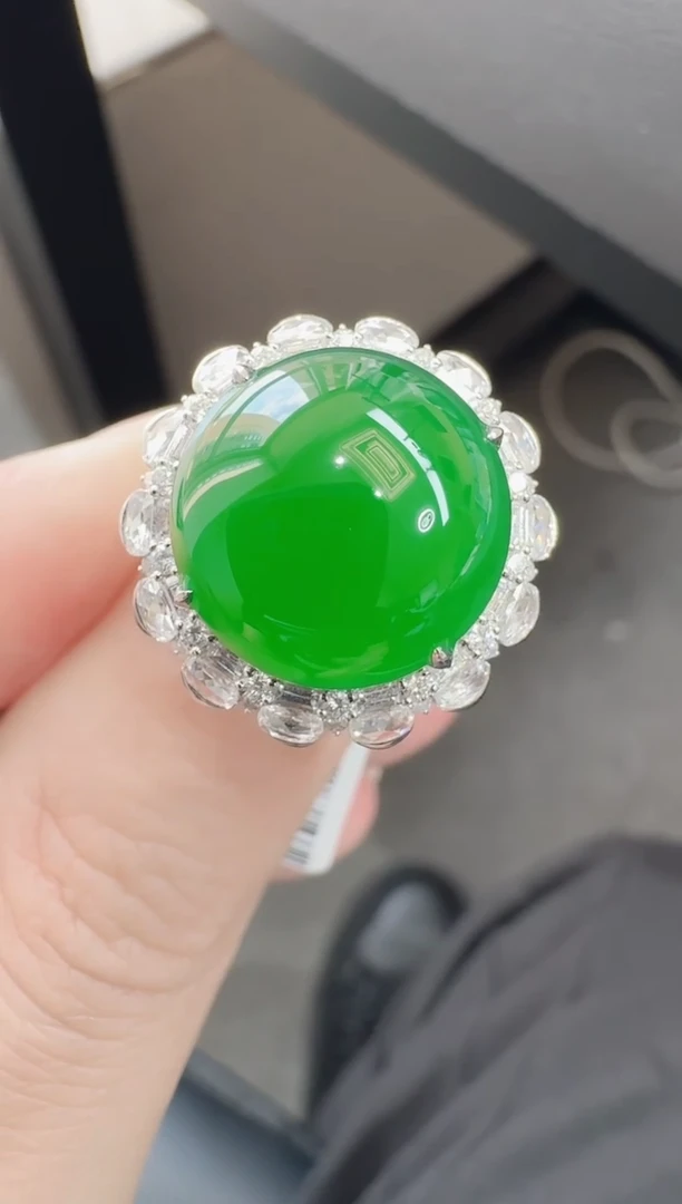 18K金镶嵌戒指翡翠寄售回流，24小时鉴赏期