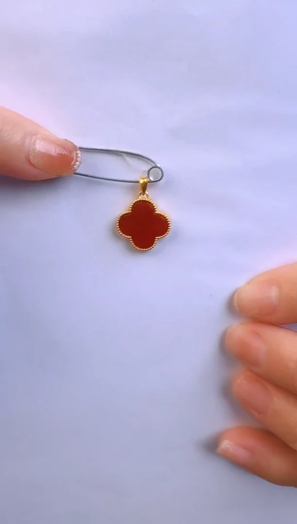 红色四叶草吊坠0.85g（多样性发货）