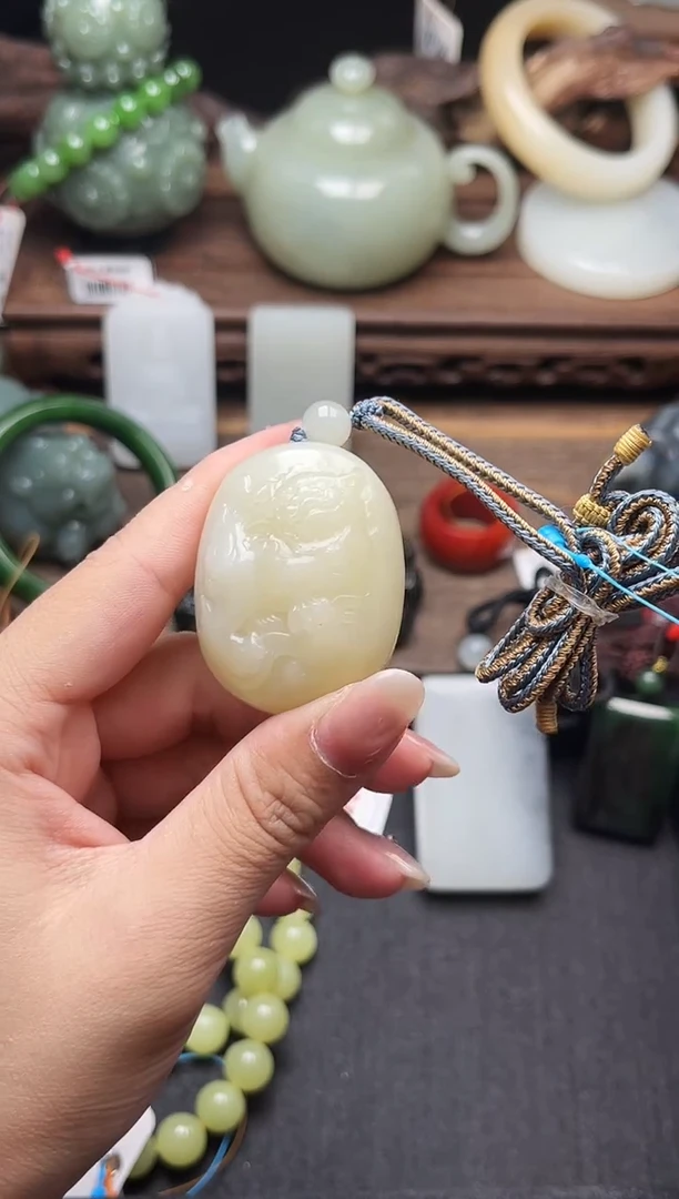 和田玉未镶嵌吊坠(不含链)且末迪克兰糖白 狮子9010681