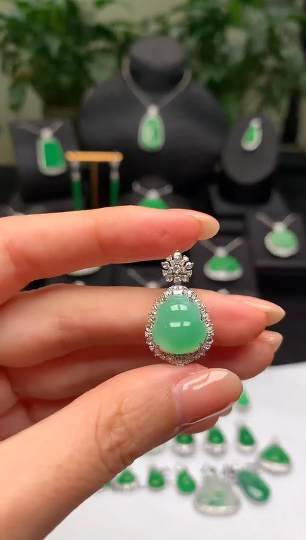 颈饰18K金镶嵌翡翠葫芦