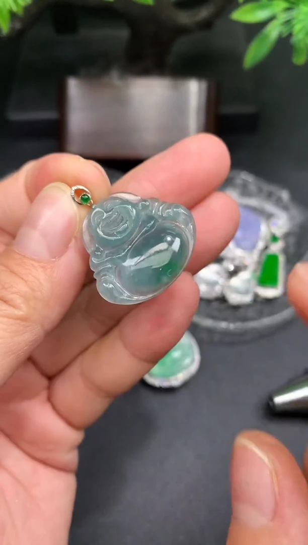 颈饰18K金镶嵌翡翠佛