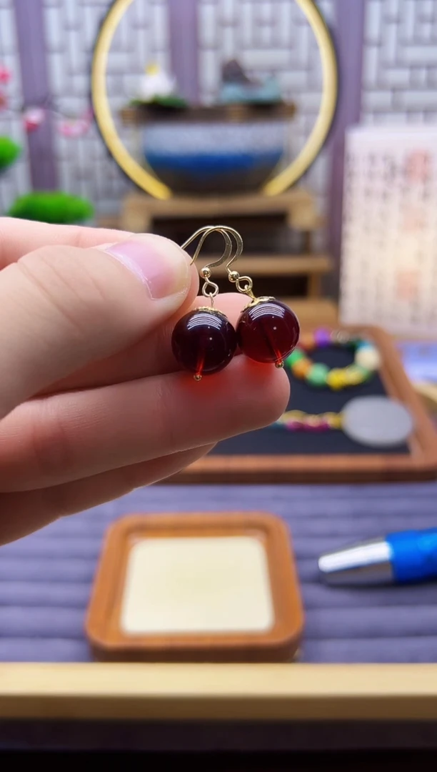14K金镶嵌血珀耳饰E329