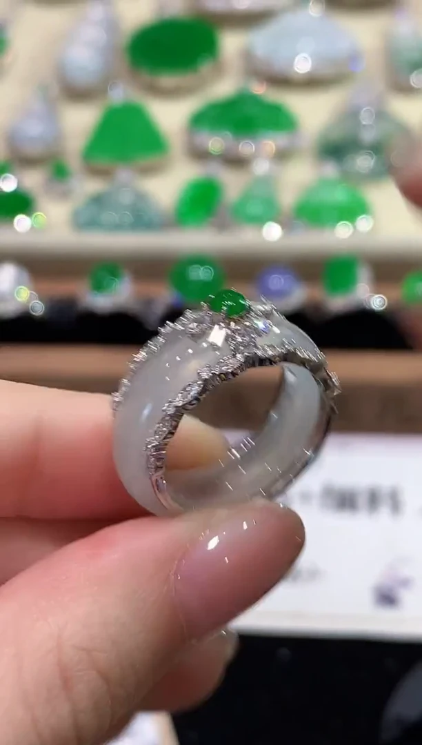 18K金镶嵌戒指翡翠多样性发其一