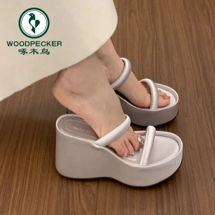 啄木鸟增高厚底一字拖鞋女夏季2025新款外穿百搭松糕底沙滩凉拖鞋