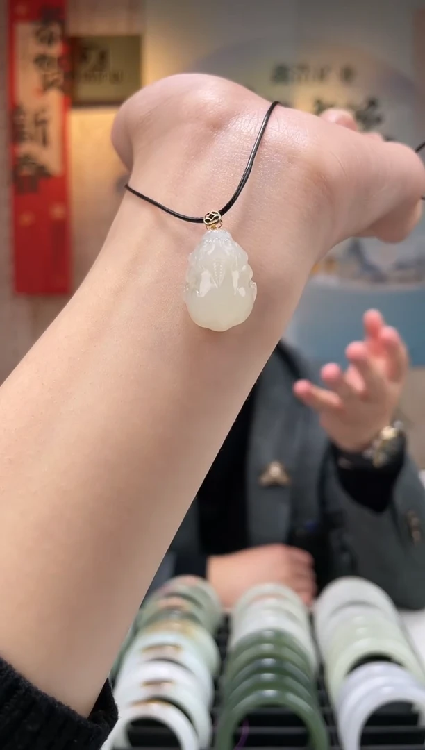 【闪购商品】和田玉颈饰18K金镶嵌貔貅吊坠一件