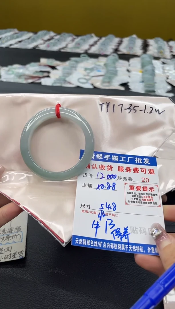 未镶嵌手镯翡翠是**啊翡翠手镯