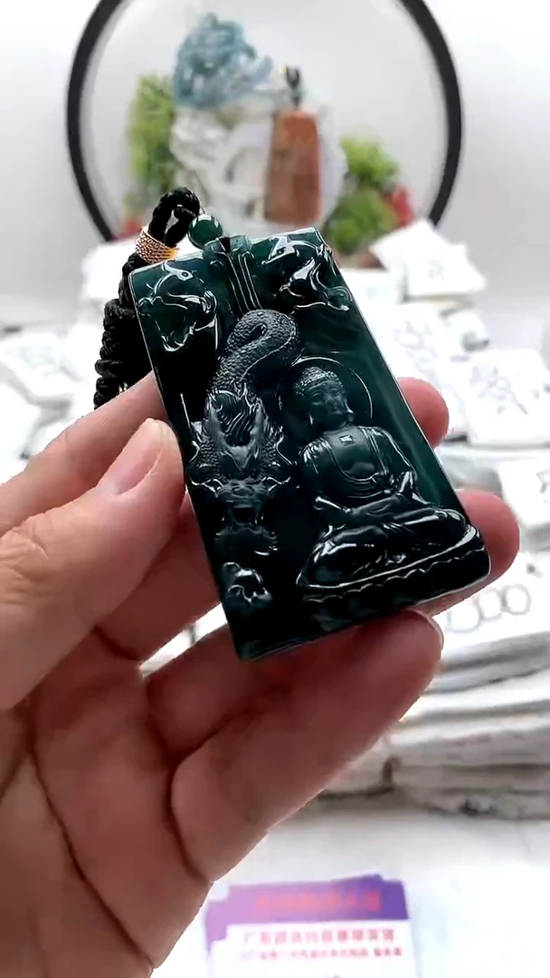 翡翠未镶嵌颈饰大日如来