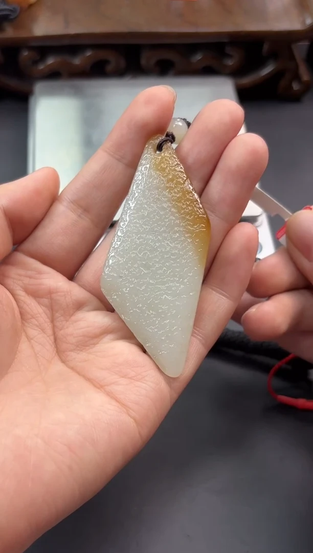 【闪购商品】和田玉吊坠(赠链)未镶嵌且末金山微色差