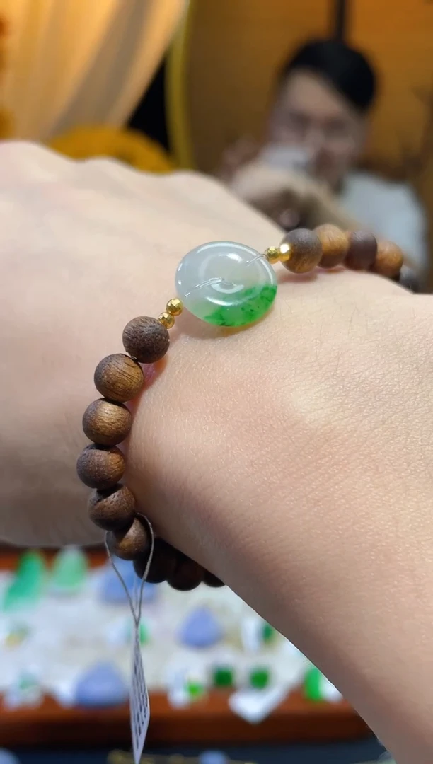 颈饰18K金镶嵌翡翠手串