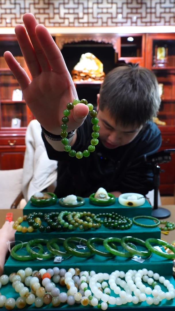 未镶嵌手链和田玉苹果绿带皮卡10