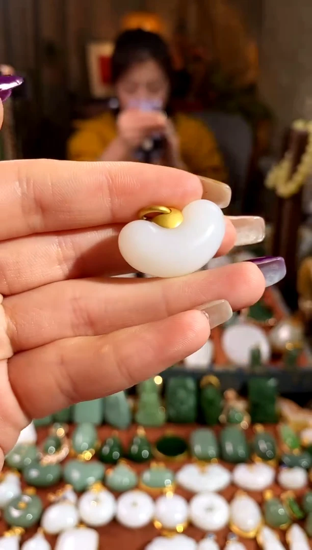 吊坠(赠链)未镶嵌和田玉.