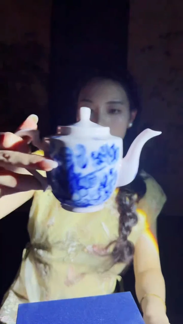杯子红稀土王步人物摆尾形壶+礼盒