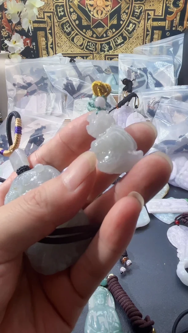 吊坠(赠链)未镶嵌翡翠春***享10/23/