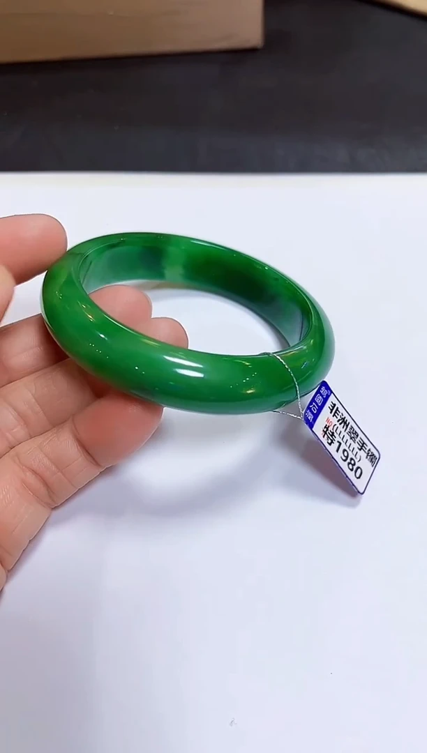 颈饰未镶嵌石英质玉56手镯