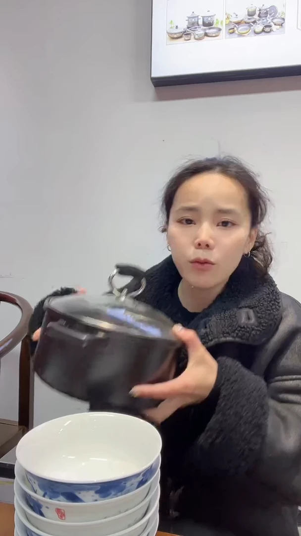 【闪购商品】瓷片一个黑色的砂锅2升