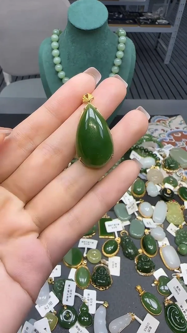 18K金镶嵌和田玉挂件1