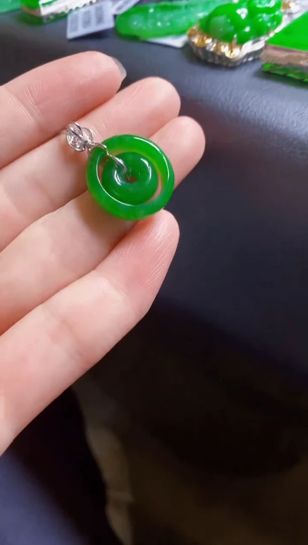 翡翠18K金镶嵌颈饰扣