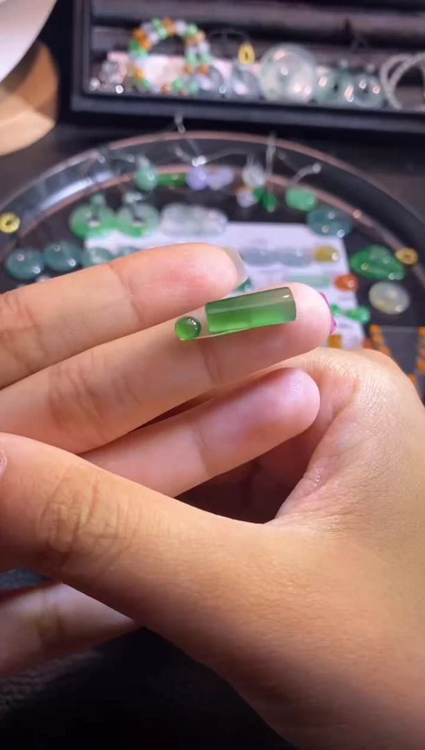 翡翠挂件未镶嵌柱子