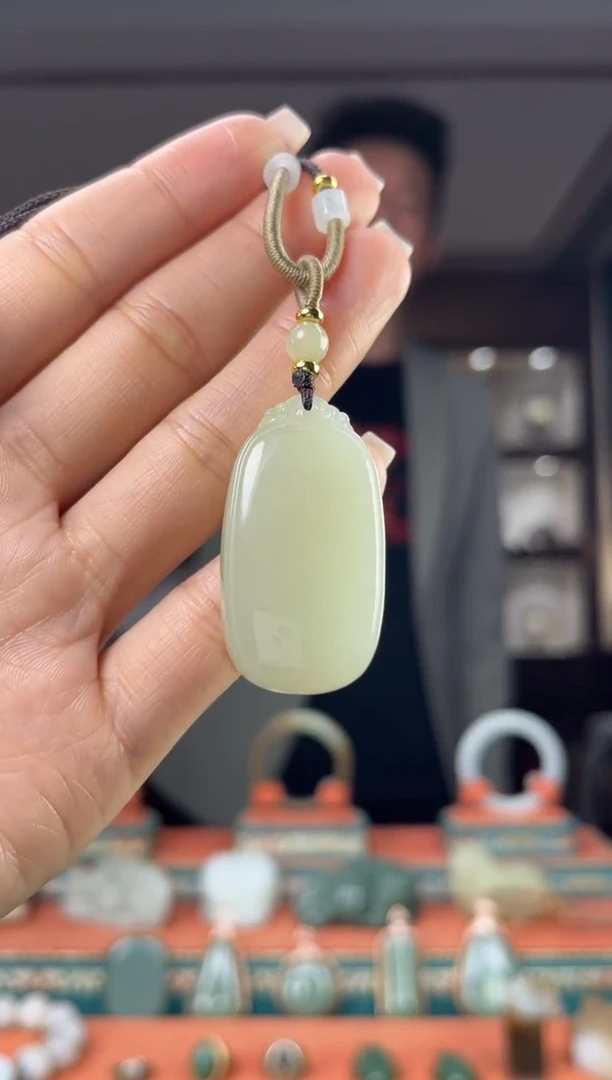 颈饰未镶嵌和田玉佩佩