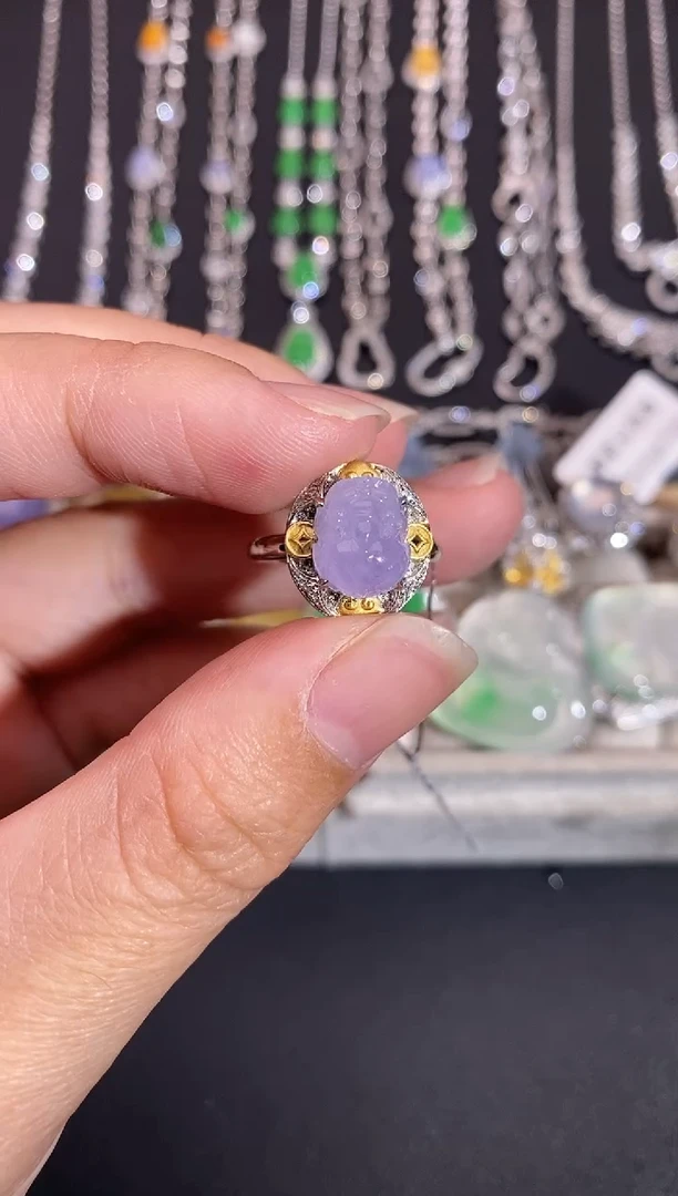 颈饰18K金镶嵌翡翠戒指