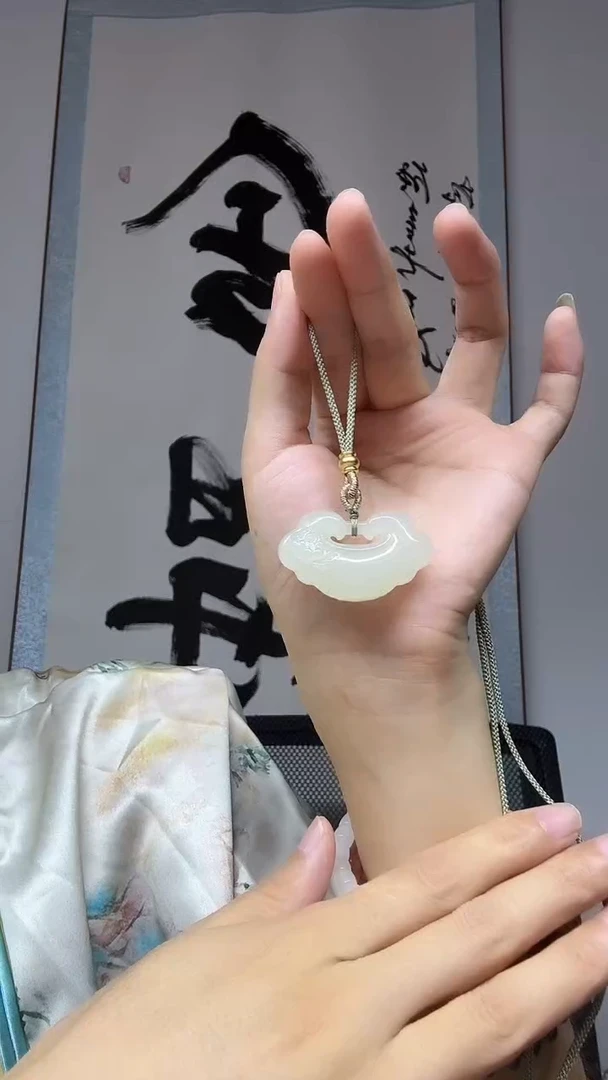颈饰未镶嵌和田玉如意锁