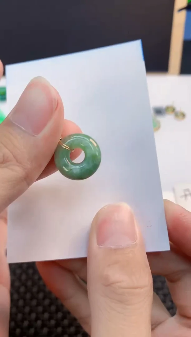 翡翠未镶嵌颈饰       1
