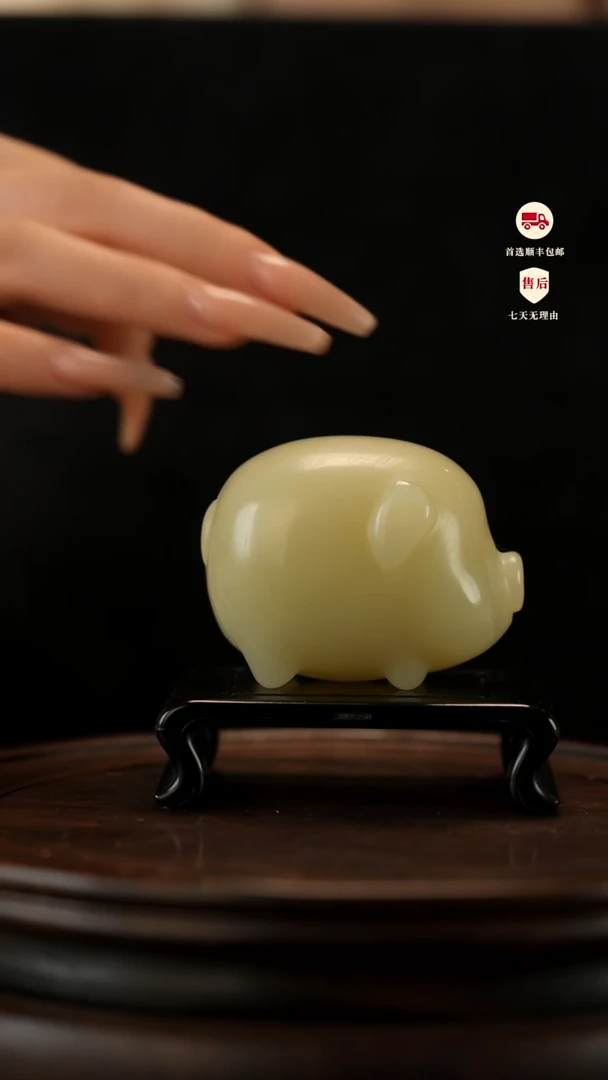 云南石竹叶青雕刻：可爱小猪摆件手把件茶宠